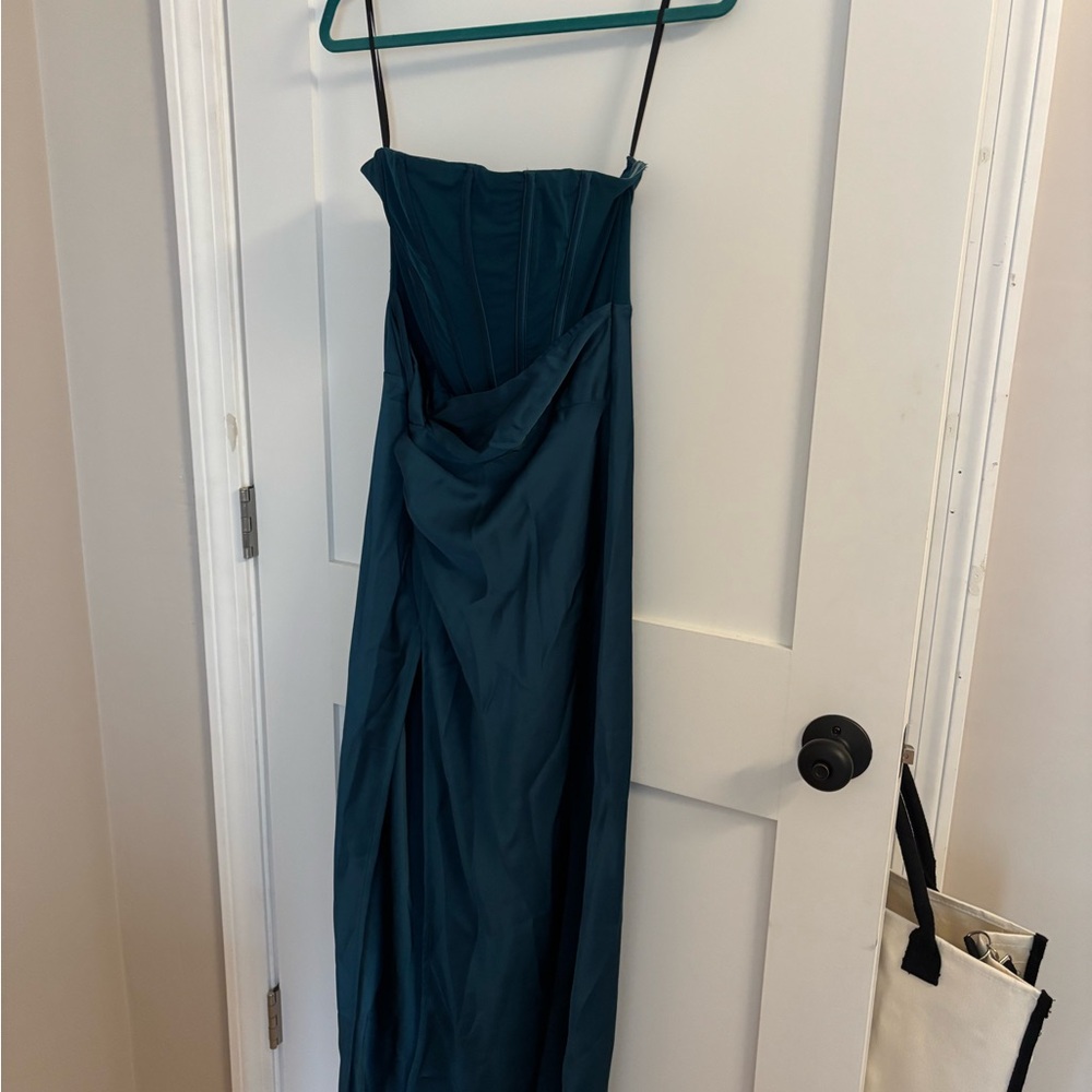 Elegant Teal Strapless Dress with Sleek Silhouette